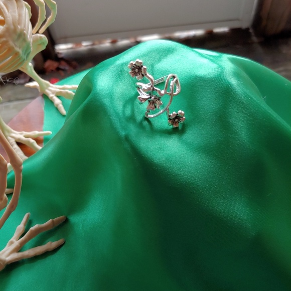 Jewelry - Sterling Silver Flower Ring